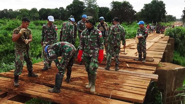 Pasukan Garuda Renovasi Jembatan di Afrika