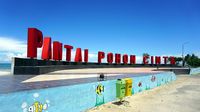 Aneka Spot Foto Kekinian di Pantai Pohon Cinta