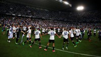 Para pemain Real Madrid melakukan perayaan. Bagi Madrid Ini adalah gelar Liga Spanyol ke-33 sekaligus yang pertama sejak musim 2011/2012. Paul Hanna/Reuters.