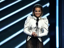 Rita Ora Tampil Seksi dengan Rok Transparan di Billboard Music Awards