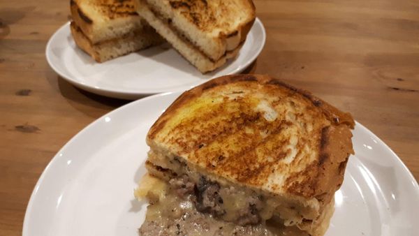 Mencicip Roti Bakar dengan Isian Keju Leleh hingga Selai Earl Grey