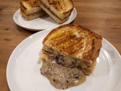 Mencicip Roti Bakar dengan Isian Keju Leleh hingga Selai Earl Grey