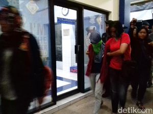 Tiba di Karanganyar, 3 Tersangka Mapala UII Pakai Penutup Wajah Tiba di Karanganyar, 3 Tersangka Mapala UII Pakai Penutup Wajah