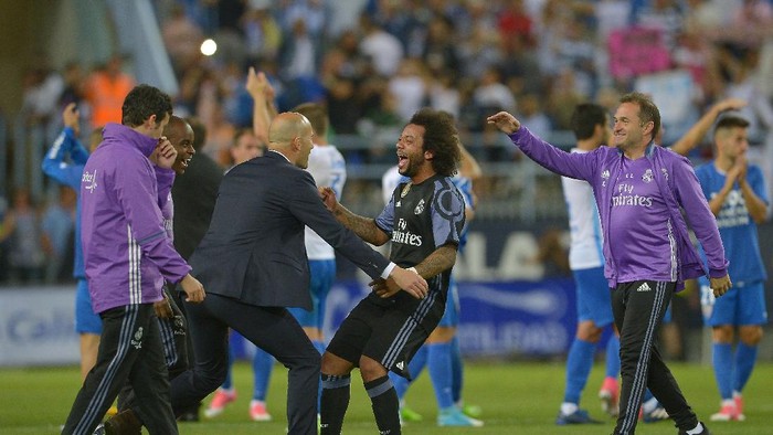 Marcelo MALAGA, SPAIN - MAY 21: Marcelo of Real Madrid and Zinedine Zidane manager of Real Madrid celebrate after they are crowned champions following the La Liga match between Malaga and Real Madrid at La Rosaleda Stadium on May 21, 2017 in Malaga, Spain. (Photo by Aitor Alcalde/Getty Images)
