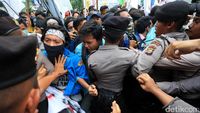 Polisi dan Mahasiswa Saling Dorong di Kemenko PMK