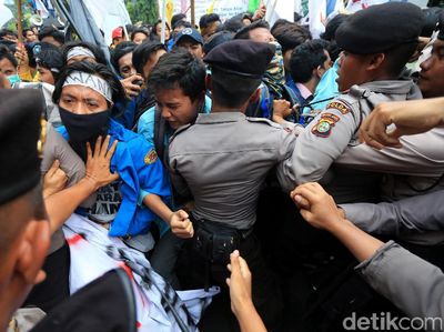 Polisi dan Mahasiswa Saling Dorong di Kemenko PMK