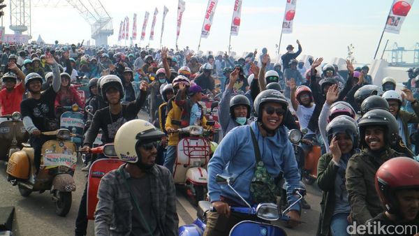 Penggemar Vespa Berpesta di Makassar