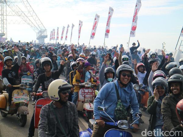 Penggemar Vespa Berpesta di Makassar