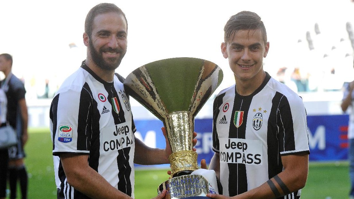 Foto: Gonzalo Higuain dan Paulo Dybala merayakan scudetto yang diraih Juventus (REUTERS/Giorgio Perottino)