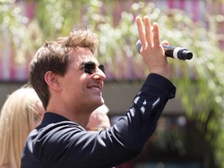 Demi Top Gun 2 Tom Cruise Berlatih Menerbangkan Helikopter