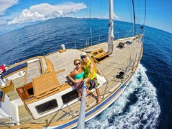 Keren! Pasangan Ini Bikin Kapal Layar dari Honeymoon yang Gagal