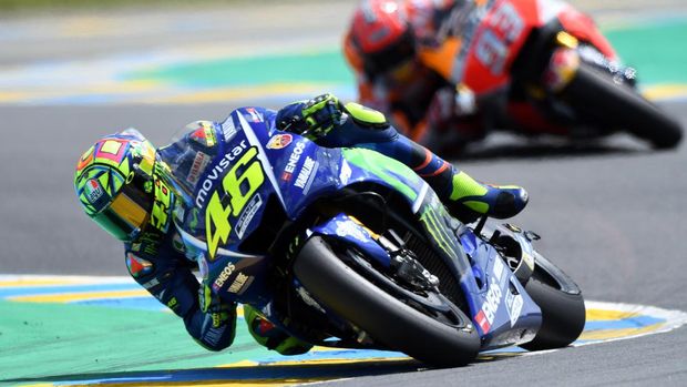 Valentino Rossi beberapa kali terlibat duel kejar-kejaran di GP Aragon. (