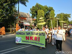 Warga Cirebon Meriahkan Pawai Kebinekaan