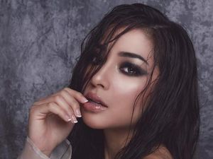 Pose Nikita Willy dengan Baju Melorot dan Rambut Lepek