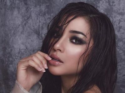 Pose Nikita Willy dengan Baju Melorot dan Rambut Lepek