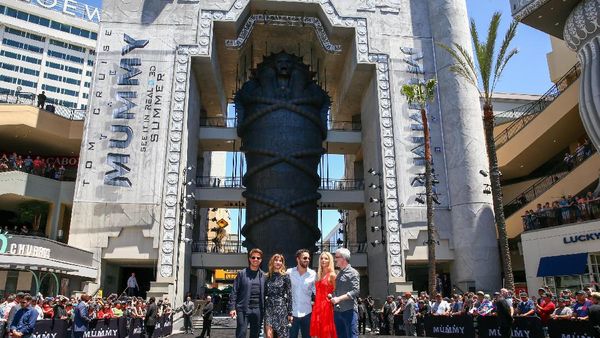 Sarkofagus Raksasa Seberat 7 Ton di Premiere The Mummy