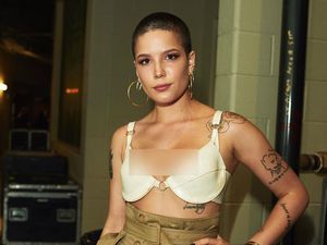 Penyanyi Halsey Cuma Pakai Bra ke Billboard Music Awards 2017