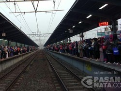 Jadwal KA Terlambat, Penumpang Menumpuk di Stasiun Bekasi