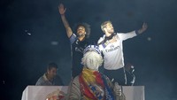 Marcelo dan Sergio Ramos menyapa fans dari atas bus. Paul Hanna/Reuters.