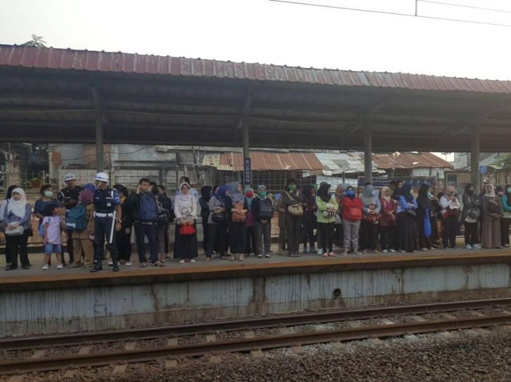 Stasiun Klender Tak Beroperasi, Belum Ada Lonjakan Penumpang Stasiun Klender Tak Beroperasi, Belum Ada Lonjakan Penumpang