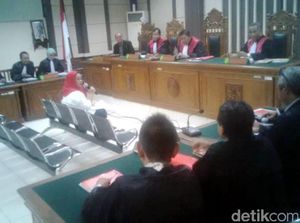 Bupati Klaten, Sri Hartini Jalani Sidang Perdana Kasus Suap
