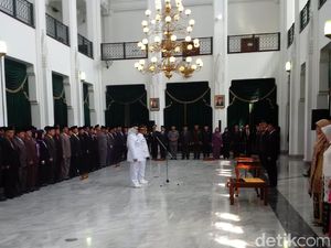 Lantik Bupati Bekasi, Aher Ingatkan Lapangan Kerja dan Pendidikan