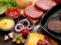 Intip Aksi Unik Salt Bae Saat Meracik Patty Daging Isi Keju Leleh