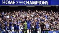 Para pemain dan fans Chelsea memberikan tepuk tangan kepada John Terry. Hannah McKay/Reuters.