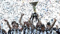 Para pemain Juventus melakukan perayaan usai menjuarai Liga Italia Serie A 2016/2017 di Juventus Stadium, Minggu (21/5/2017) malam WIB. Giorgio Perottino/Reuters.