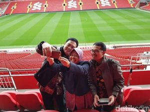 Saat 3 Pejabat Surabaya Swafoto di Stadion Anfield Liverpool