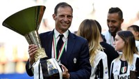 Massimiliano Allegri menunjukkan trofi Serie A. Giorgio Perottino/Reuters.
