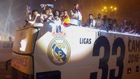 Arak-arakan para pemain Real Madrid usai menjadi juara Liga Spanyol 2016/2017. Paul Hanna/Reuters.
