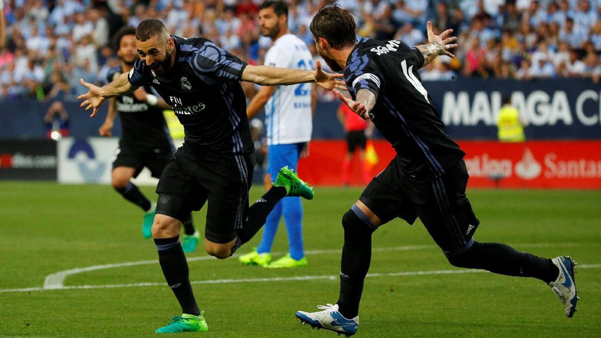 Foto: Karim Benzema dan Sergio Ramos merayakan gol kedua Real Madrid (REUTERS/Juan Medina)