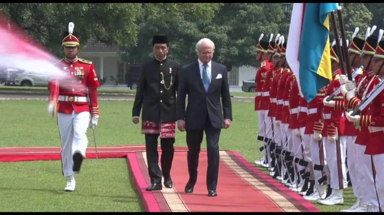 Kenakan Baju Betawi, Jokowi Sambut Raja Swedia di Istana Bogor