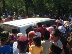 Selawat Iringi Mbah Fanani Kembali Bertapa di Dieng