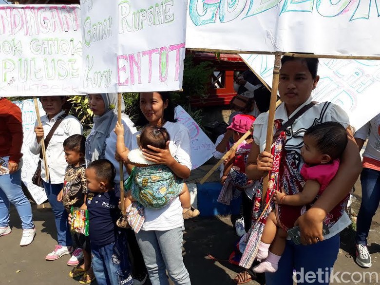 Bawa Anak, Karyawan Rokok Adukan Nasibnya ke Pemkab Pasuruan Bawa Anak, Karyawan Rokok Adukan Nasibnya ke Pemkab Pasuruan