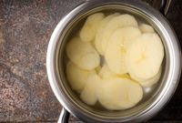 Agar Lebih Cepat Matang, Masak Kentang dengan 4 Cara Ini!