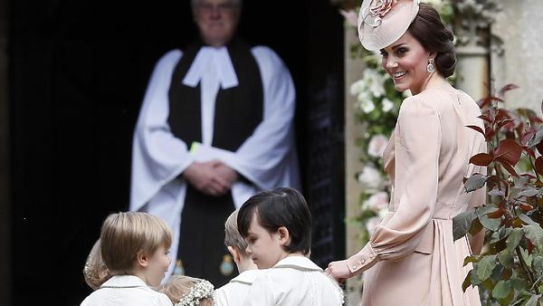 Foto: 13 Momen Manis Kate Middleton dan Anak-anak di Pernikahan Pippa Middleton