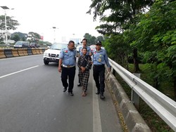 Jalan di Pinggir Tol, Wanita ODMK Diangkut Sudinsos Jaktim