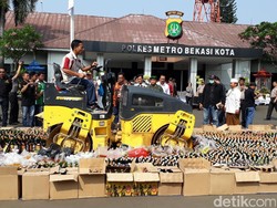 Jelang Puasa, Polres Bekasi Musnahkan Ribuan Botol Miras dan Ganja