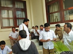 Tenaga Honorer Geruduk Kantor Gubernur Banten, Minta Kejelasan Status