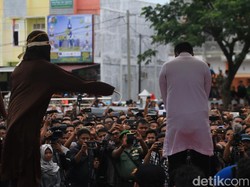 Ditangkap Warga, 4 Pasangan Mesum di Aceh Dicambuk