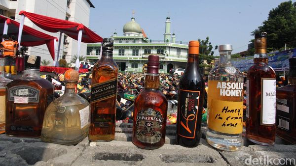 Jelang Ramadan, Polres Jaksel Musnahkan Ribuan Botol Miras