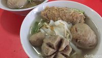 Mencicip Bakso Gulung dengan Paduan Bakso Urat dan Daging yang Kenyal Gurih