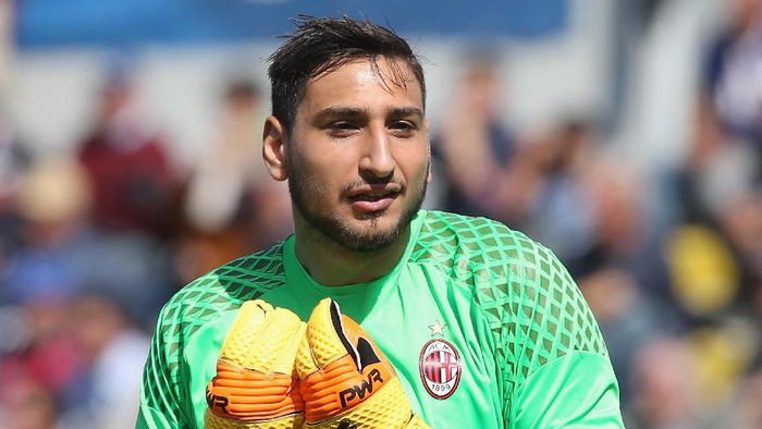 CROTONE, ITALY - APRIL 30:  Gianluigi Donnarumma of Milan during the Serie A match between FC Crotone and AC Milan at Stadio Comunale Ezio Scida on April 30, 2017 in Crotone, Italy.  (Photo by Maurizio Lagana/Getty Images)