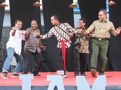Saat Zulkifli Hasan Belajar Menari di UNJ