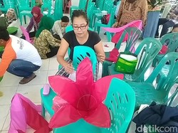 Warga Eks Lokalisasi Dolly dan Jarak Antusias Membuat Lampion