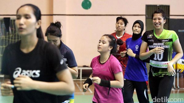 Melihat Atlet Voli Putri Berlatih