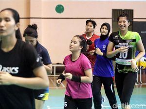 Melihat Atlet Voli Putri Berlatih
