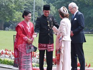 Foto: Sambut Raja Swedia, Jokowi dan Iriana Kompak Pakai Batik Tumpal